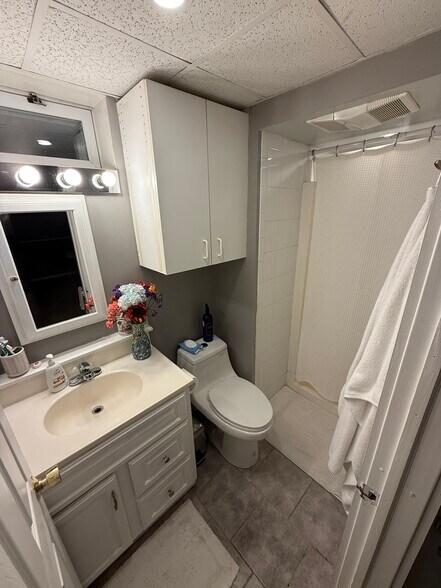 Building Photo - 39 Foxon Rd