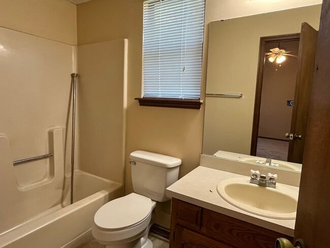 Building Photo - Cozy 3-Bed 2-Bath in Edmond