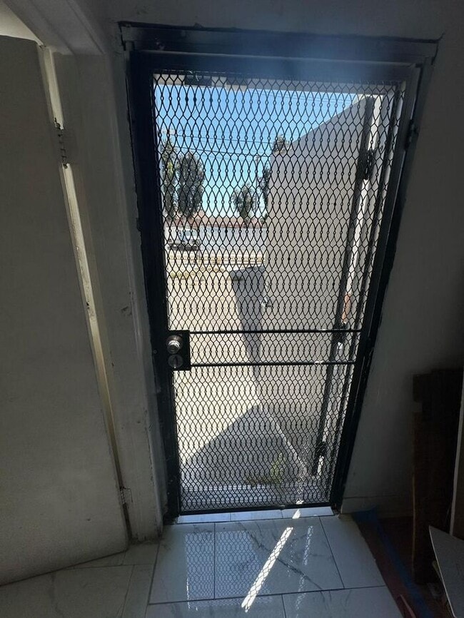 Building Photo - Commercial Unit for Rent in South Gate CA 90280