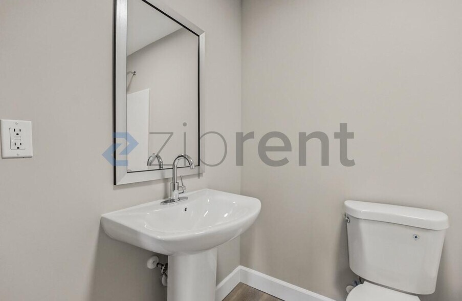 Building Photo - Unit Unit 4