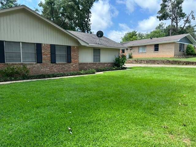 Building Photo - 1927 Montrose Dr