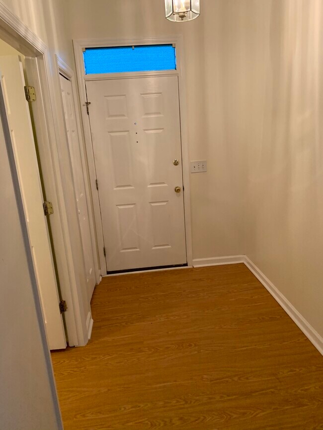 Front hall - 1079 Wayfarer Ln