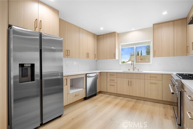 Building Photo - 918 University Ave