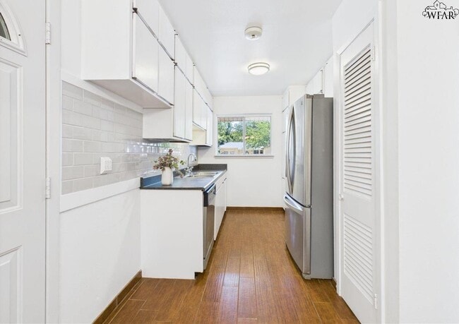 Building Photo - 5120 Parklane Dr