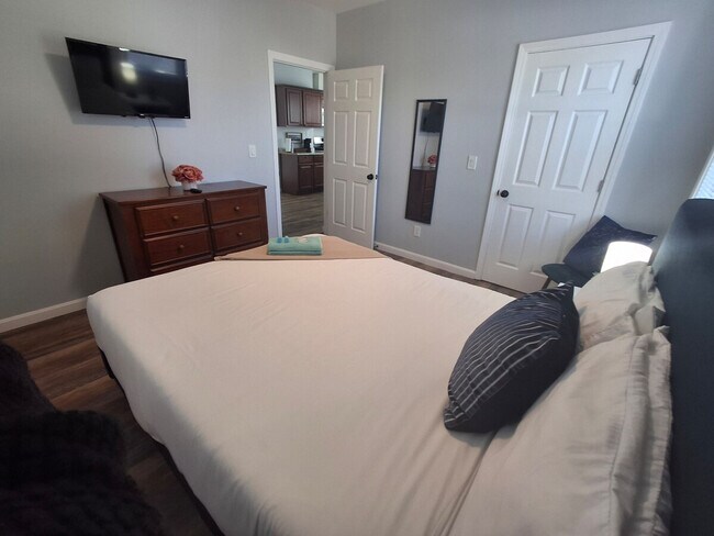 Building Photo - 474 Manton Ave