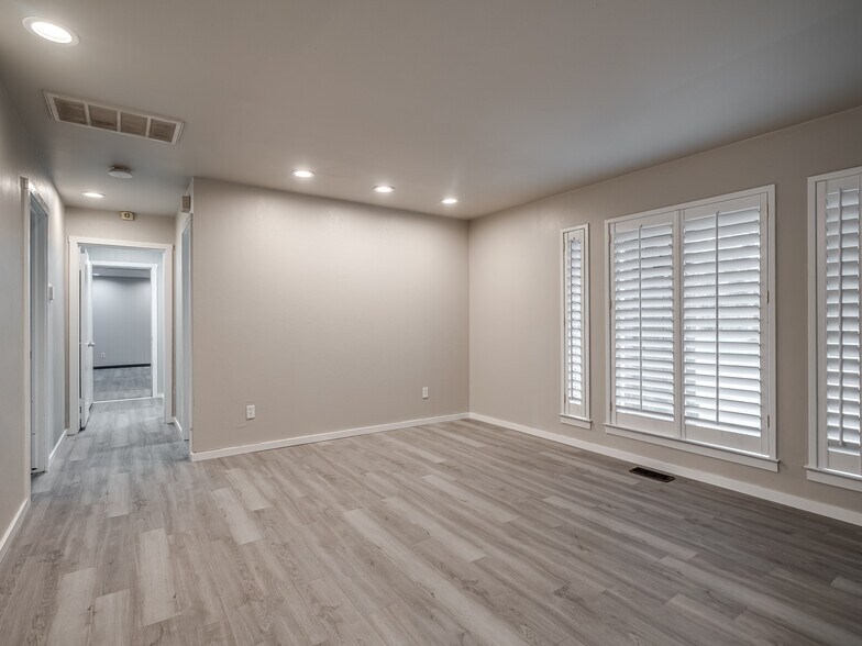 Building Photo - 12136 Thorn Ridge Rd