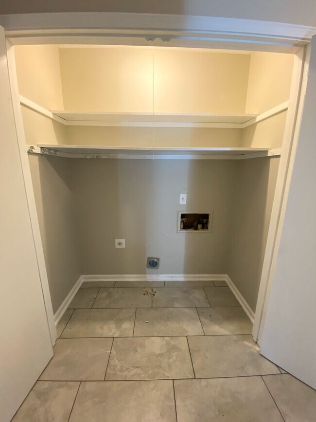 Building Photo - Charming 3 bedroom 2 bath home near Coving...