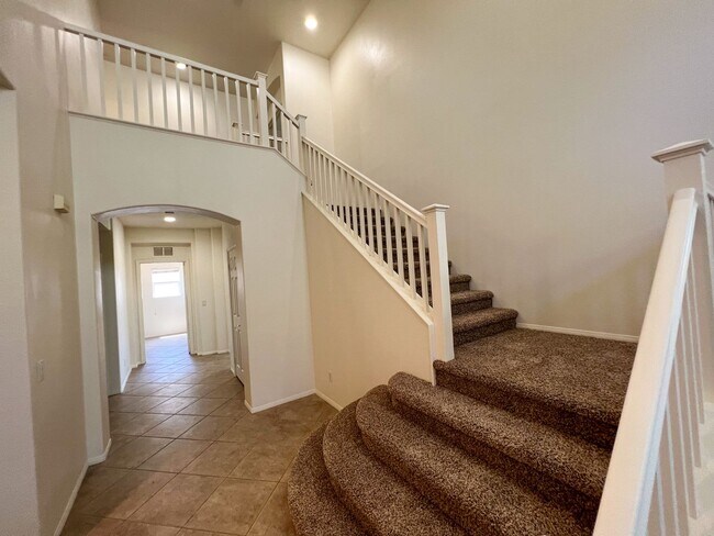 Building Photo - Spacious 4 Bedroom 3 Bathroom Home with 3 ...