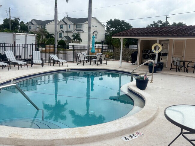 Building Photo - 2600 N Paula Dr