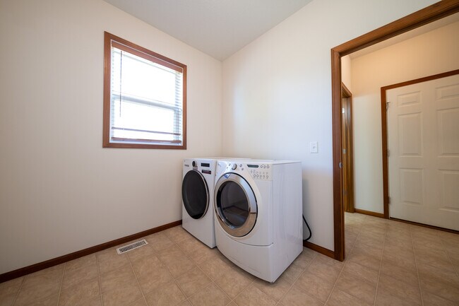 Building Photo - 1814 Spring Creek Dr