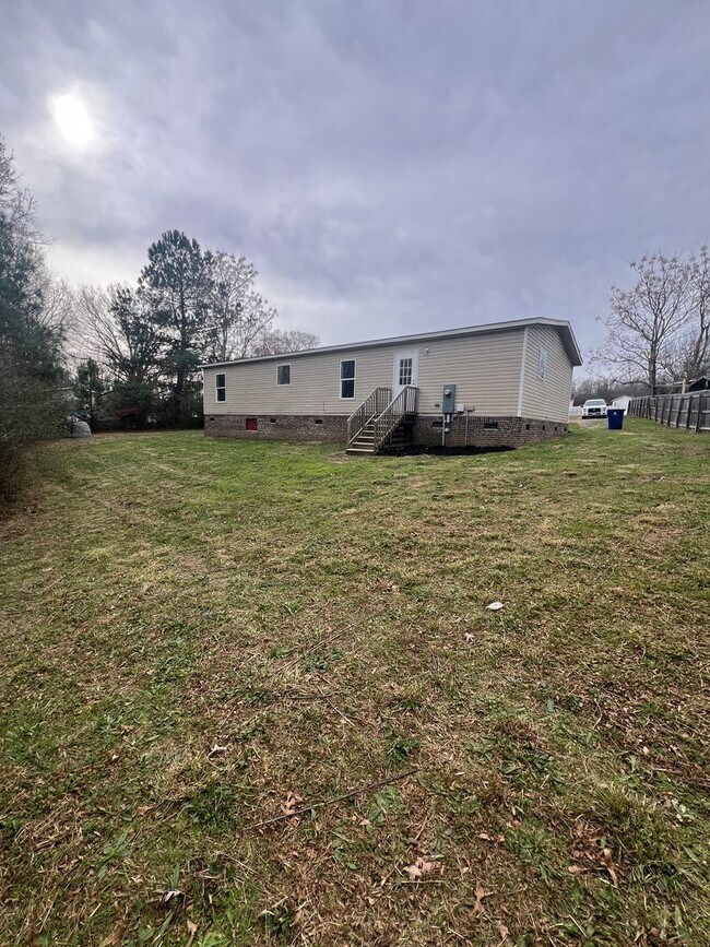 Building Photo - Large 3 bedroom / 2 bath home / 1 Acre FOR RENT