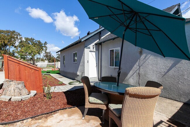 Building Photo - Newly furnished and remodeled 2 bed 2 bath!
