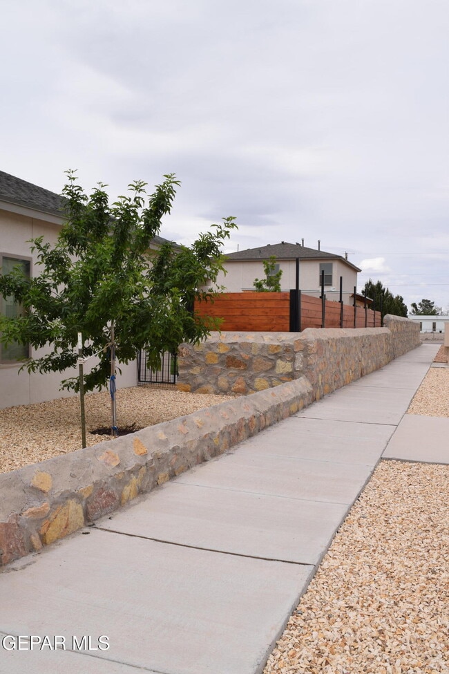 Building Photo - 355 Sol Ct