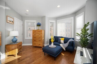 Building Photo - 476498-498 Hanover St Exd