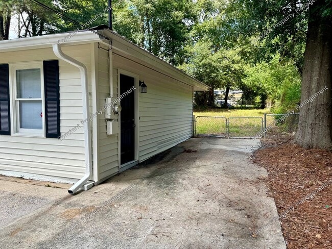 Building Photo - Elegant Elkin!