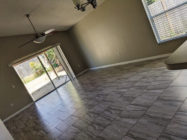 Building Photo - 246 Queen Mary Dr