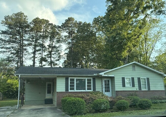 Primary Photo - Spacious 3 Bedroom, 3 Bathroom Home in Dec...