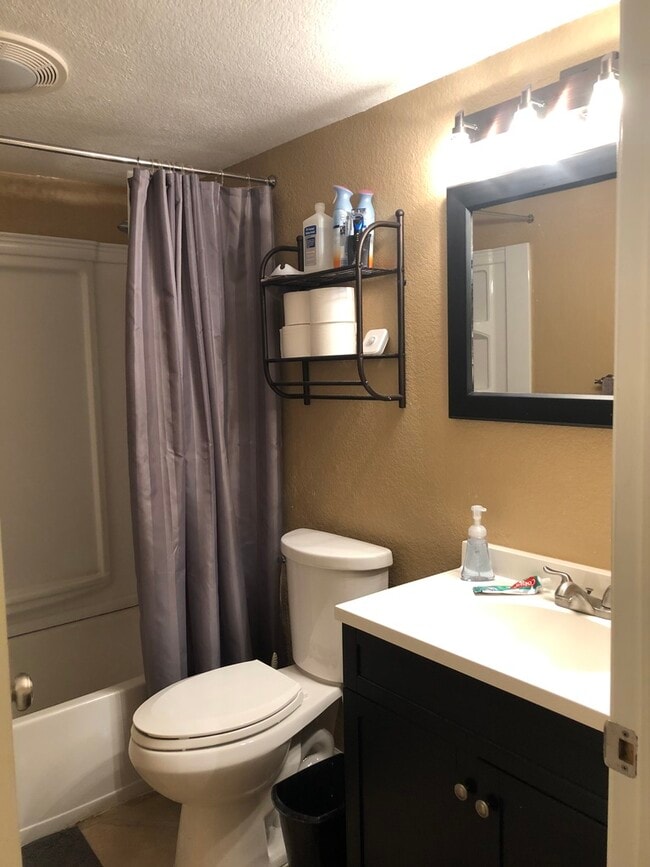 Building Photo - 120 Reflections Dr