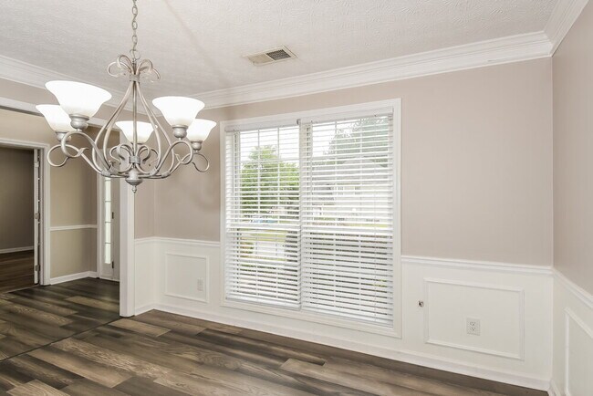 Building Photo - 6062 Farmwood Way SE