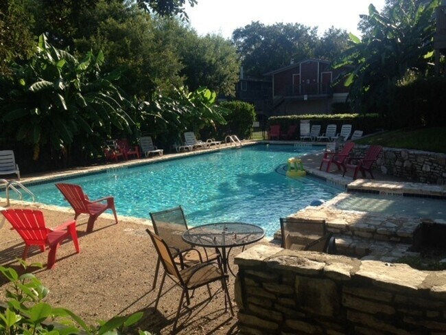 Building Photo - Charming 2BR/2BA Condo in South Congress -...