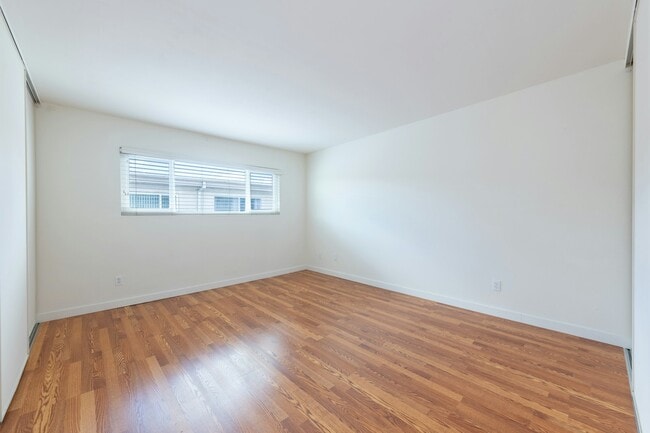 Building Photo - 5412 Lindley Ave