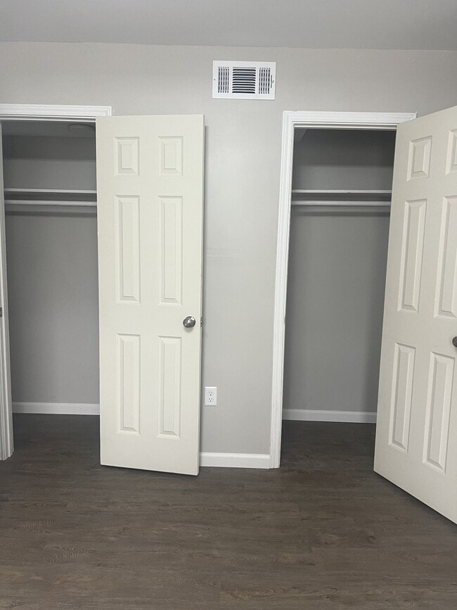 Building Photo - 9745 Long Point Rd