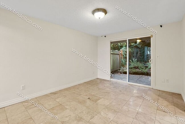 Building Photo - Updated, Spacious 2 Bedroom, Pet Friendly ...