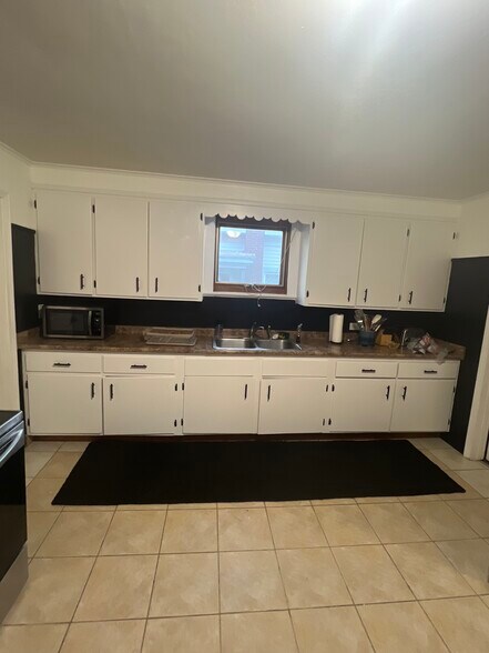 Kitchen - 218 Summer St