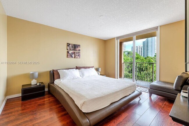 Building Photo - 19999 E Country Club Dr