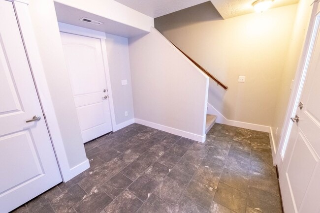 Building Photo - Beautiful Draper Townhomes in Prime Location