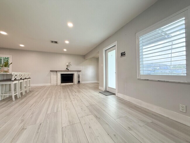 Building Photo - 320 NE 60th St