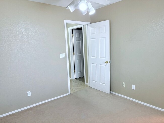 Building Photo - 3 bed/2 bath w/ large backyard in Rita Ran...