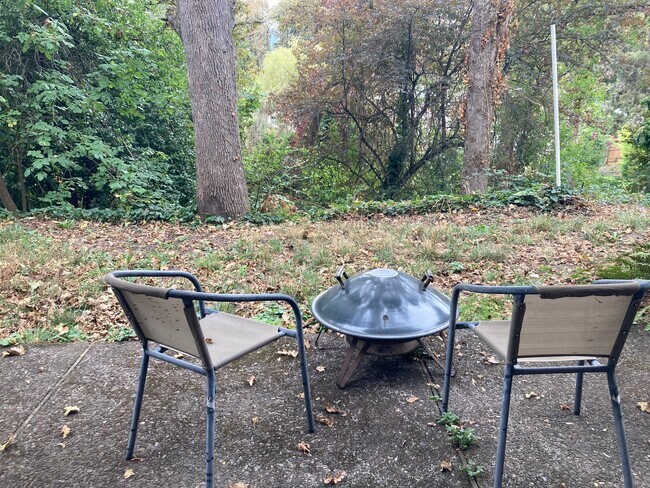 Private backyard with firepit - 17221 SE Oatfield Rd