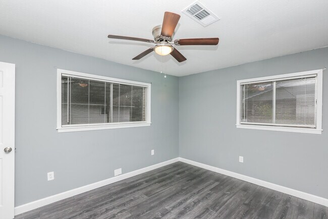Building Photo - Lovely 3 Bedroom Bungalow in Pearl!