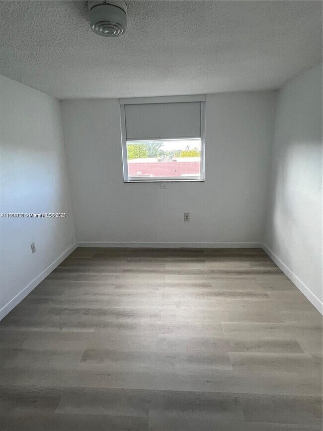 Building Photo - 1145 Normandy Dr