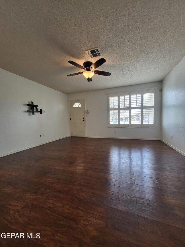 Building Photo - 1733 Shreya St