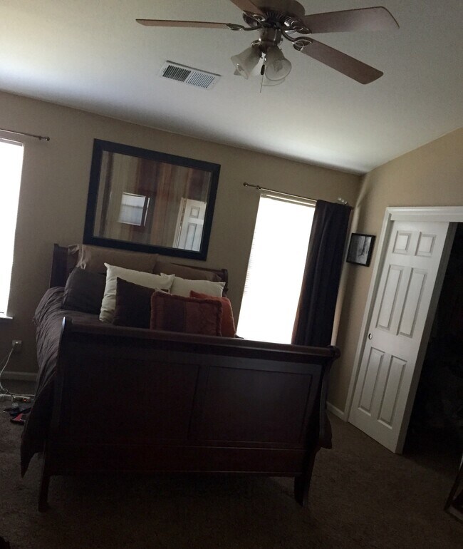 Master bedroom - 5462 W Holland Ave