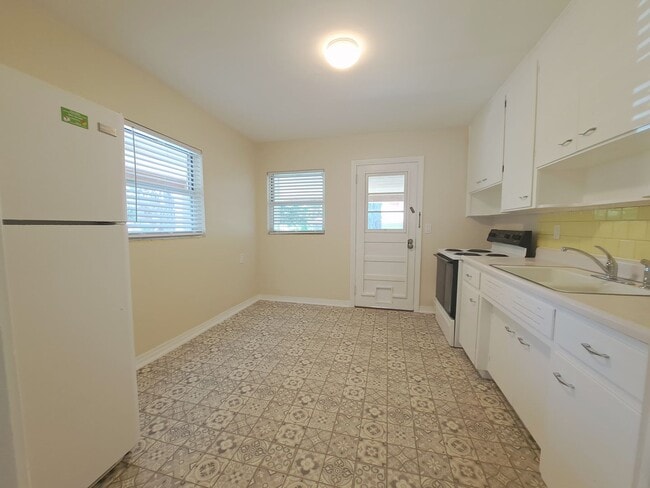 Building Photo - Don't miss this lovely 2 Bedroom / 2 Bath ...