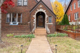 Building Photo - Charming 3-Bedroom Home in Webster Groves!