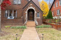 Building Photo - Charming 3-Bedroom Home in Webster Groves!