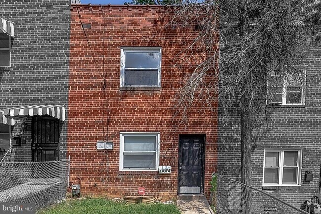 Building Photo - 2319 Chester St SE