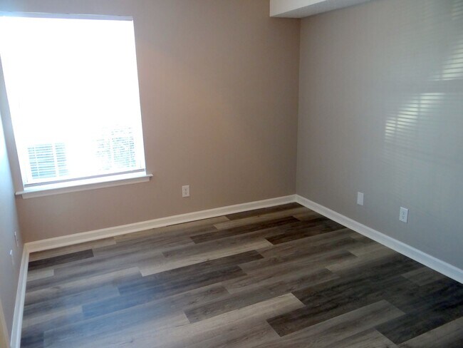 Building Photo - Long term ground floor rental