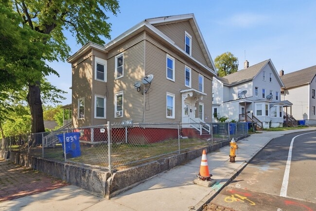 Building Photo - 834 Worthington St