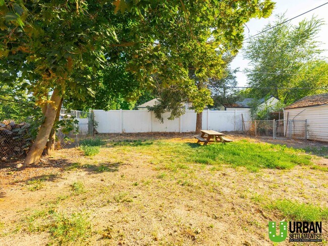 Building Photo - 2427 W Walton Ave