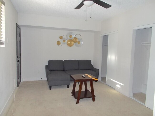 Building Photo - Beautifully Furnished 2-Bedroom 2-Bath Tow...