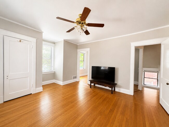Building Photo - 6 Bed/2 Bath Mins. from UC Campus $600/pp ($3,600/mo)!