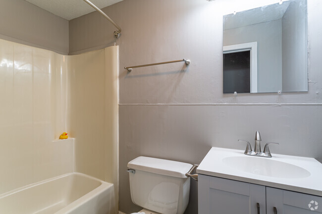 2Br 1 Bath Townhouse - Bathroom - Coach Lantern