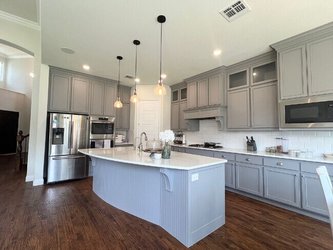 Building Photo - 5 Bed | 5 Bath | 3-Car Garage | 4,054 Sq f...
