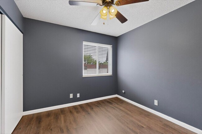 Building Photo - NE Affordable 2/BD 1/BA 1/CG 2nd Story NE Condo