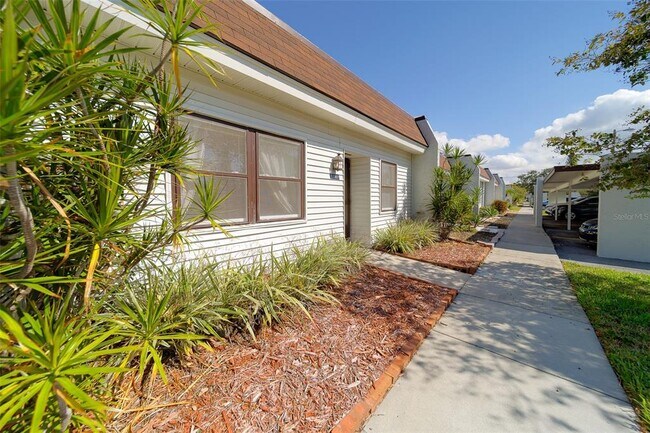 Building Photo - 13827 Mission Oaks Blvd